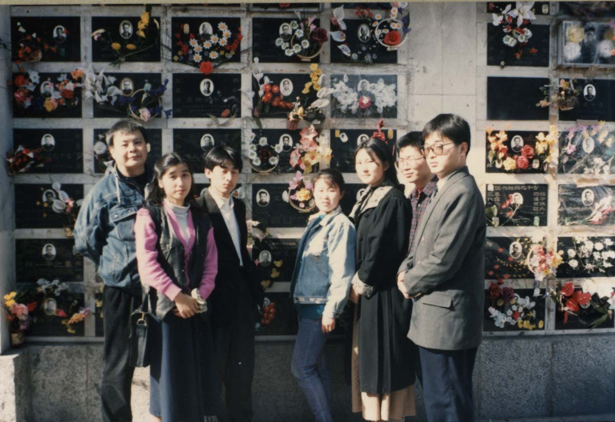 孟昭晋带星空网页版登录(中国官网)安卓/ios苹果/电脑版,,学生拜谒王重民墓